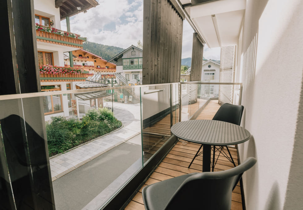 Hotel Balkon Reinigung Salzburg – Terrasse mit Bergblick makellos